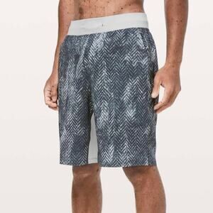 Lululemon T.H.E. Short Linerless Men Blue Geo Pockets Outdoor Athletic Large